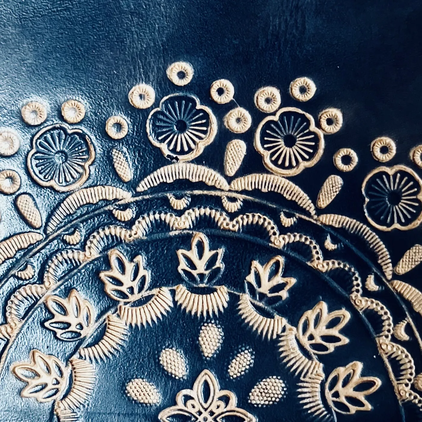 vzor mandaly vytvořený ručně raznicemi do kůže